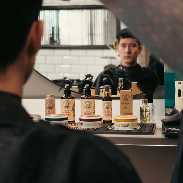 Poudre texturisante pour homme : comment l'utiliser pour un look naturel et du volume