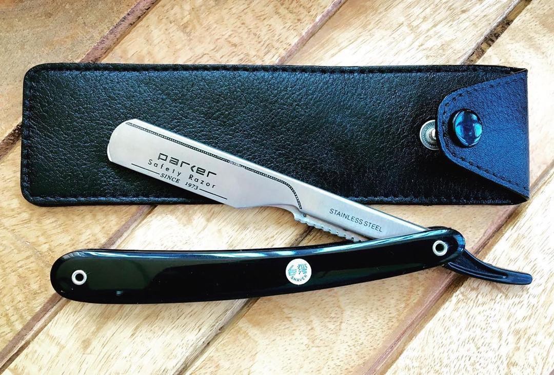PTB Straight blade barber razor with push type blade - Black resin
