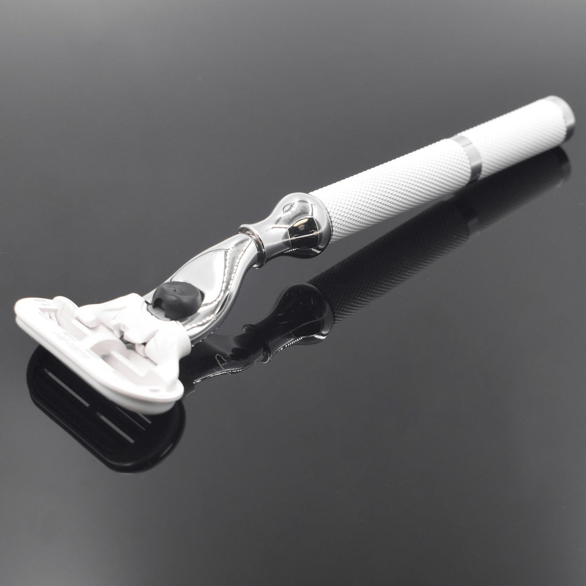 77L razor compatible with Gillette Venus blades - White et chrome