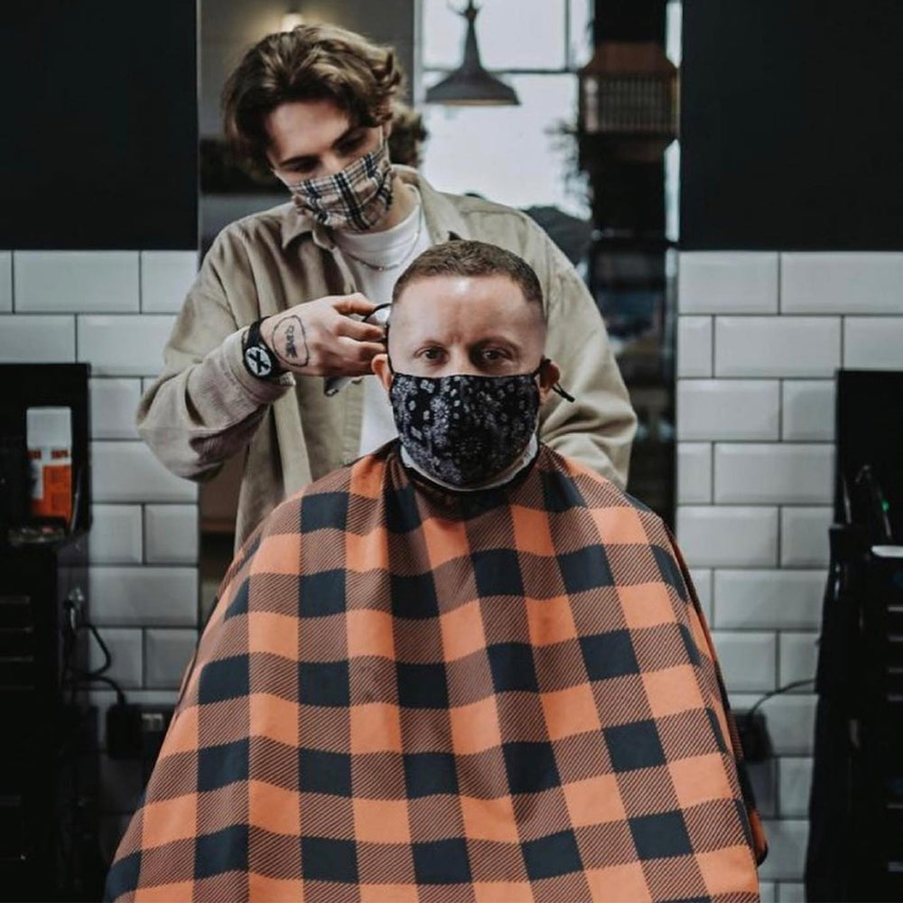 Cape de barbier "Lumber" col en lycra extensible et fermetures à boutons-pression (140cm/55" x 160cm/63") - Noir et rouge
