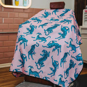 Cape Gang - Cape de barbier "Tiger Blues" col en lycra extensible et fermetures à boutons-pression (140cm/55" x 160cm/63") - Rose et Bleu